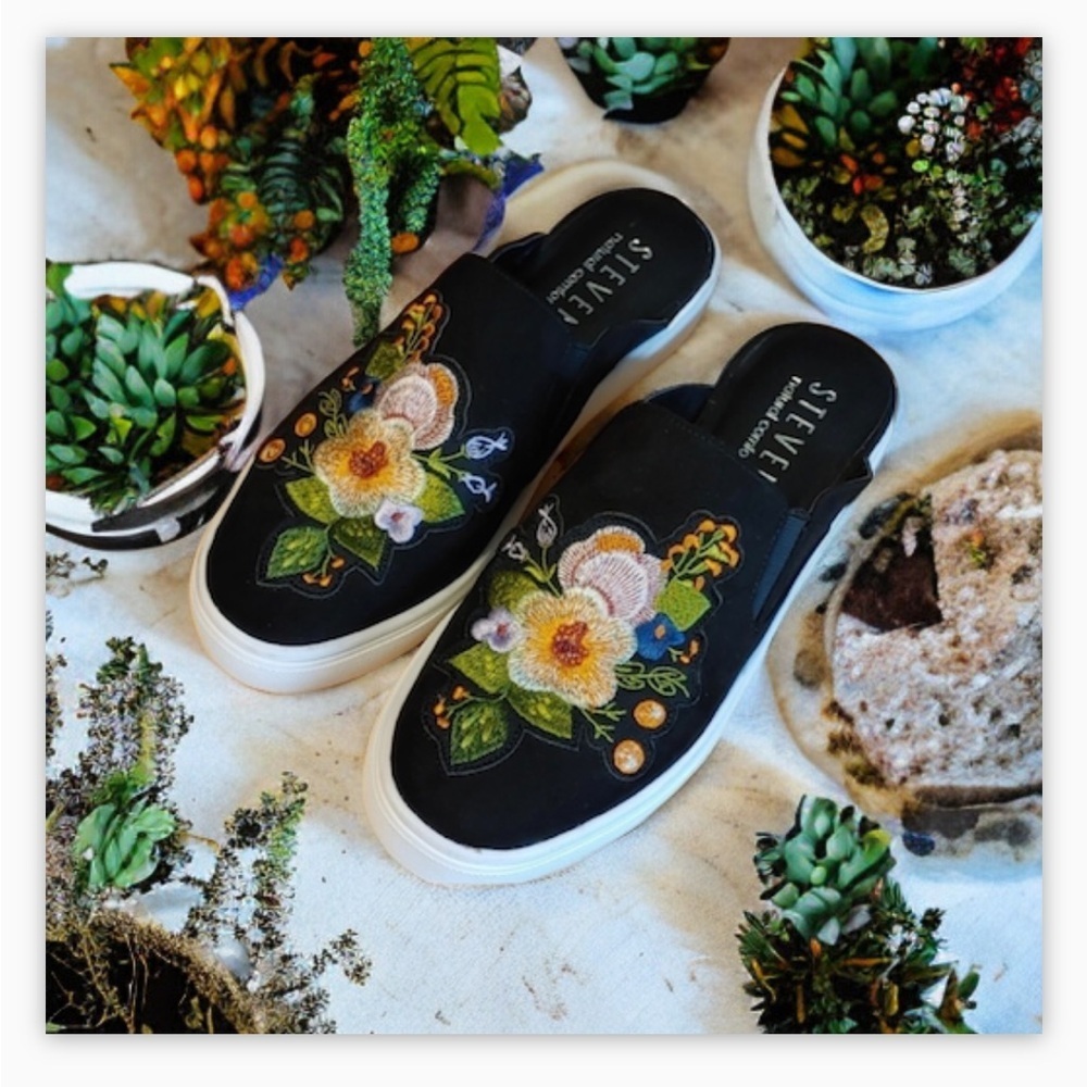 Steve Madden NATURAL COMFORT BLACK FLORAL EMBROIDERED SHOES SIZE 6W NWOT 🍂​ - Picture 4 of 11